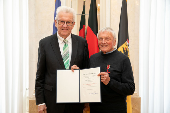 Auszeichnung Kretschmann würdigt besonderes ehrenamtliches Engagement Ministerpräsident Winfried Kretschmann (l.) und Albrecht Benzing (r.) (Bild: Staatsministerium Baden-Württemberg)