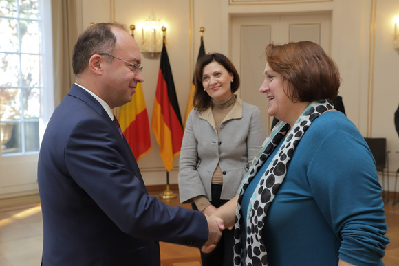 Besuch Schopper empfängt rumänischen Außenminister Staatsministerin Theresa Schopper (r.) und der rumänische Außenminister Bogdan Aurescu (l.) (Bild: Staatsministerium Baden-Württemberg)