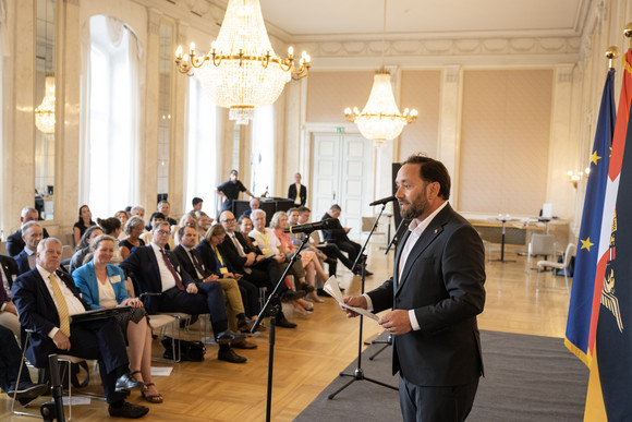 Europa Zukunftsforum bringt Impulse für die Schweiz-Strategie Staatssekretär Florian Hassler bedankt sich bei den Teilnehmerinnen und Teilnehmern für die guten Ideen und Anregungen.