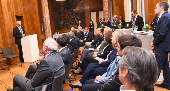 Weiterbildung Auftakt zur Intersectoral School of Governance Baden-Württemberg Begrüßung der Gäste durch Ministerpräsident Winfried Kretschmann (Bild: Staatsministerium Baden-Württemberg)