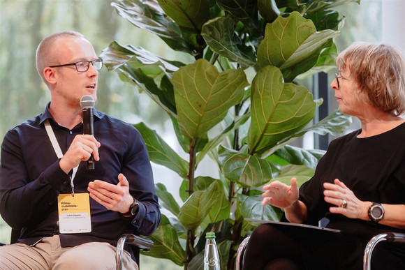 Lukas Göppner, Projektmanager des Klimamobilitätsplans des Landkreises Ludwigsburg, im moderierten Gespräch mit den Kommunen der Pilotphase für Klimamobilitätspläne
