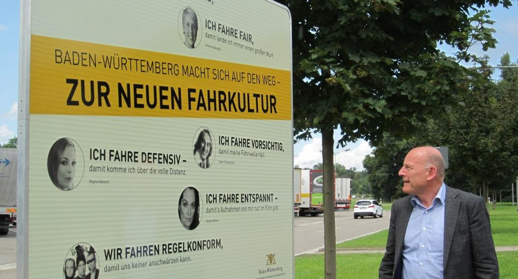 Straße Minister Hermann stellt Rastanlagenschild zur Kampagne Verkehrssicherheit in Freiburg vor