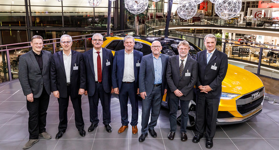 Mehrere Menschen stehen vor einem Auto zu einem Gruppenbild zusammen. Von links nach rechts: Franz  Loogen (Geschäftsführer e-mobil BW), Rolf Bulander (Robert Bosch AG), Wendelin Göbel, Audi-Vorstandsmitglied Geschäftsbereich Personal und Organisation, Helmut Stettner, Werkleiter Audi-Standort Neckarsulm, Verkehrsminister Winfried Hermann, Ministerialdirektor Uwe Lahl und Brian Rampp, Leiter Politik Audi (Bilderquelle: AUDI)