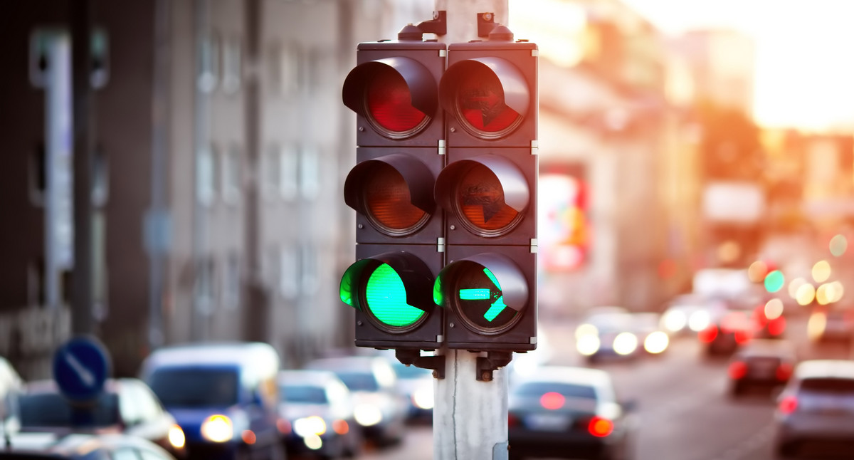  Autos, die am späten Abend auf der Straße in der Stadt fahren.