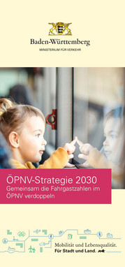Deckblatt des Flyers"ÖPNV-Strategie 2030: Gemeinsam die Fahrgastzahlen verdoppen" des Verkehrsministeriums mit einem Kleinkind im Bus