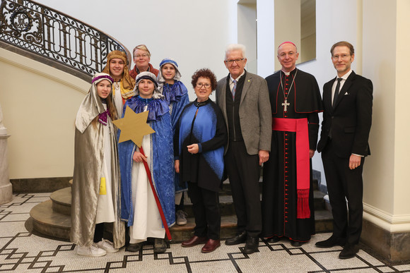 Aktion Dreikönigssingen Kretschmann empfängt Sternsingergruppen Ministerpräsident Winfried Kretschmann und seine Ehefrau Gerlinde, Staatsminister Dr. Florian Stegmann und Weihbischof Dr. Peter Birkhofer mit der Sternsingergruppe der Kirchengemeinde St. Konrad Seelsorgeeinheit Lorch/Alfdorf