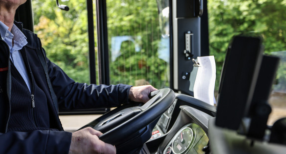 Busfahrer am Lenkrad