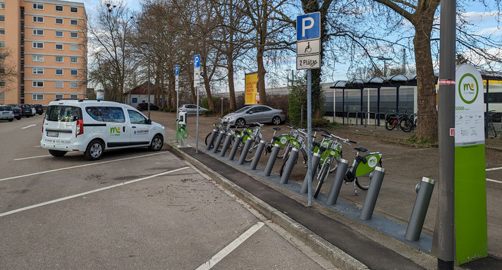 Eine Mobilitätsstation am Bahnhof mit Leihfahrrädern, Ladestationen und Carsharing.