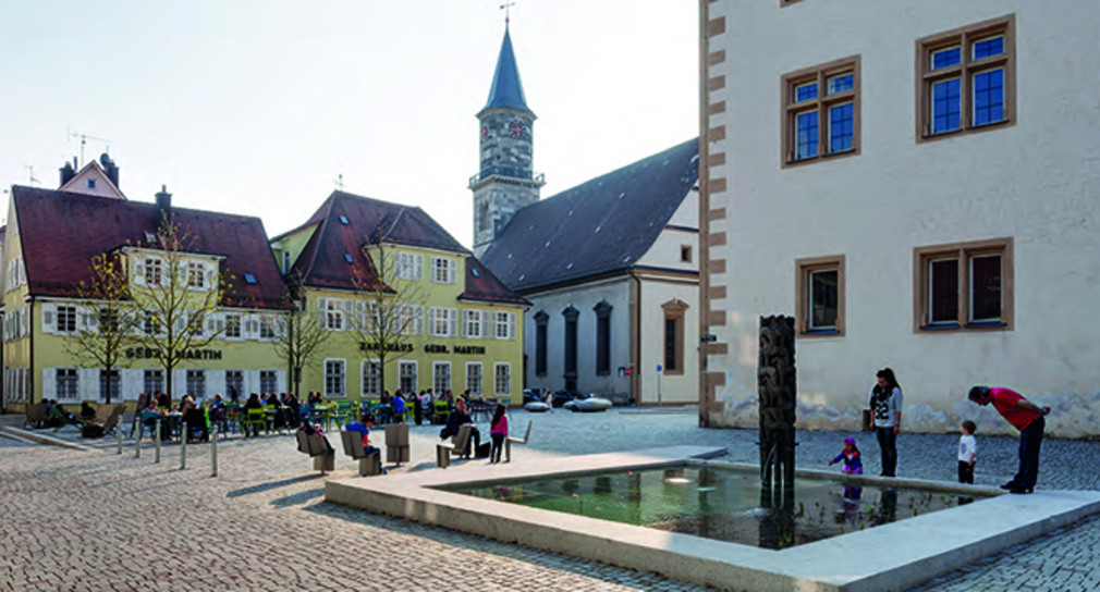 Schlossplatz Göppingen: der angenehm proportionierte innerstädtische Platz lässt unterschiedliche Nutzungen nebeneinander zu (Foto: Prof. Peter Cheret)