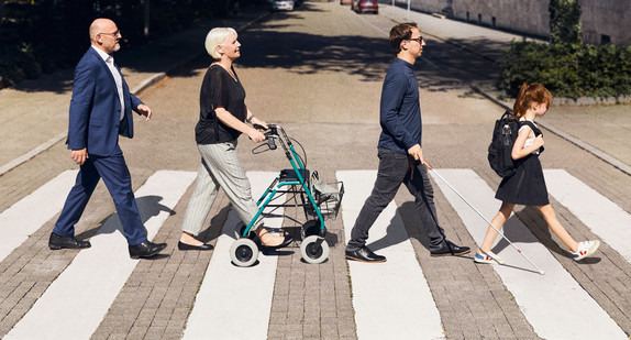 Verkehrsminister Hermann stellt mit alter Dame, blindem Statisten und einem Schulmädchen das Abbey Road Foto der Beatles nach