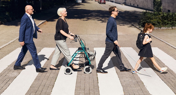 Verkehrsminister Hermann stellt mit alter Dame, blindem Statisten und einem Schulmädchen das Abbey Road Foto der Beatles nach