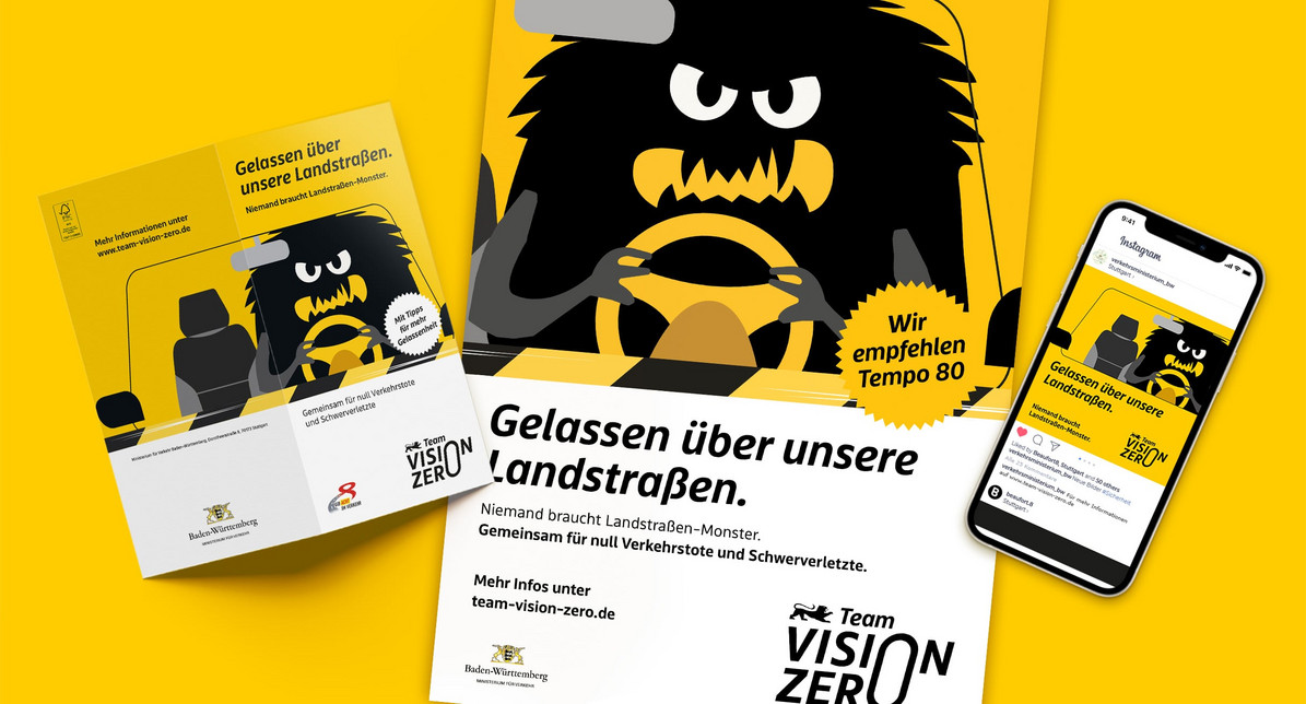 Der Kampagnenflyer, ein Kampagnenplakat und ein Smartphone, auf dem ein Social-Media-Post zu erkennen ist, liegen nebeneinander auf gelbem Hintergrund.