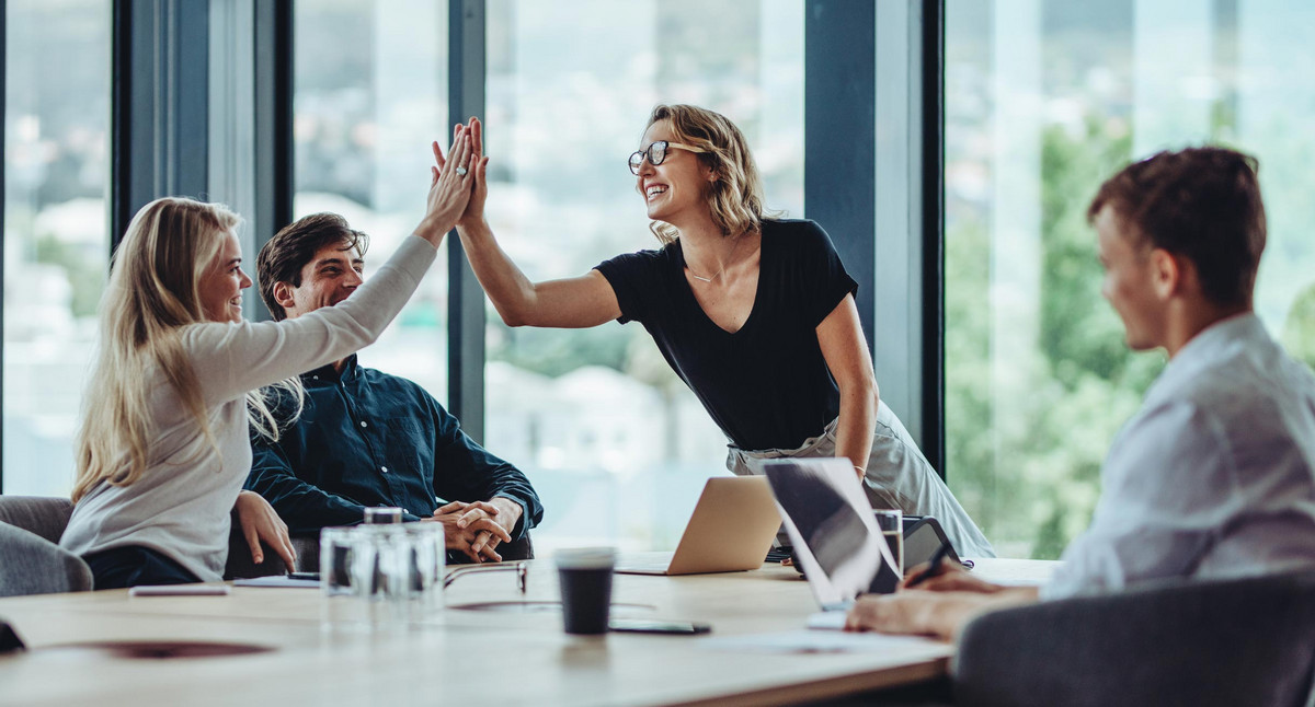 Gruppe von Kollegen feiert Erfolge