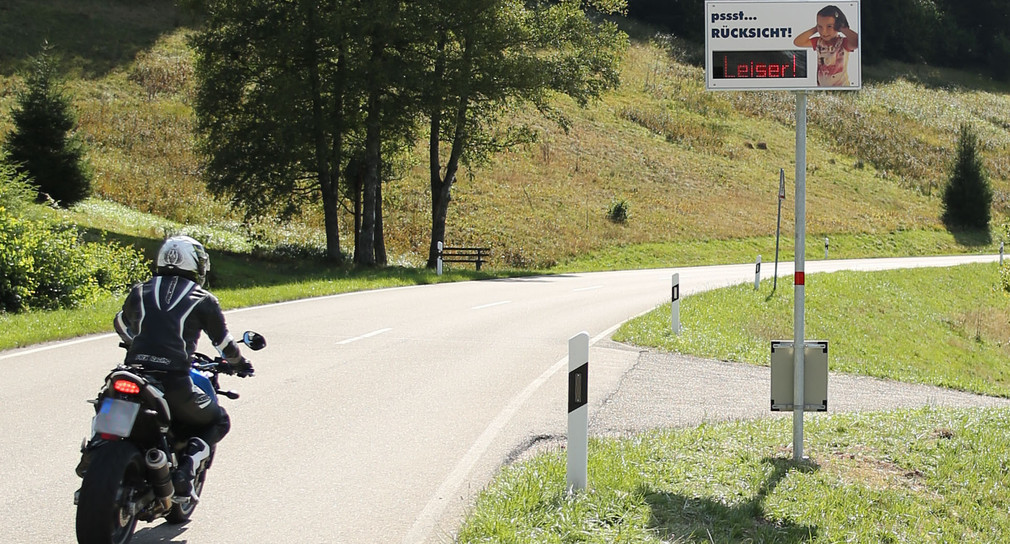 Ein Motorradfahrer fährt auf einer Landstraße (Bild: © Verkehrsministerium Baden-Württemberg)