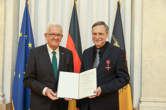 Tag des Ehrenamts Kretschmann würdigt besonderes ehrenamtliches Engagement Ministerpräsident Winfried Kretschmann (l.) und Dr. Joachim Hahn (r.)