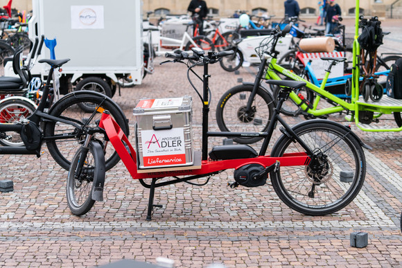 Elektromobilität Größte E-Lastenrad-Flotte 2018 in Stuttgart versammelt Größte E-Lastenrad-Flotte 2018 in Stuttgart versammelt. Bilderquelle: Ministerium für Verkehr BW, Daniel Mühlebach