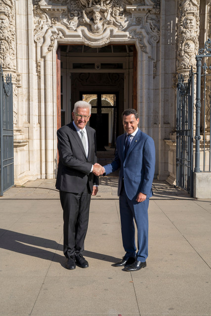 Europa Kretschmann auf Delegationsreise in Spanien Juan Manuel Bonilla Moreno (rechts), Präsident der andalusischen Regionalregierung, und Ministerpräsident Winfried Kretschmann (links) reichen sich die Hände als Zeichen der Freundschaft