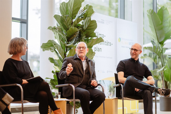 Verkehrsminister Winfried Hermann spricht in der der Podiumsdiskussion mit Moderatorin Hanna Gersmann und Arne Schöllhorn, Leiter der Mobilitätsstrategie des Schweizer Kantons Basel-Stadt.