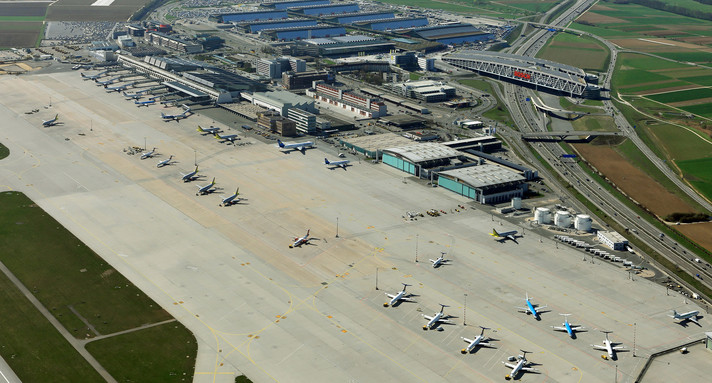 Flughafen Stuttgart, im Hintergrund die Messe Stuttgart sowie die Autobahn A8 (Bild: Manfred Grohe)