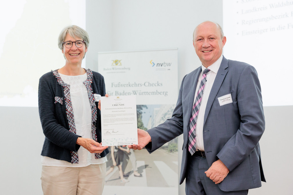 Staatssekretärin Elke Zimmer überreicht Thomas Schäuble, Bürgermeister von Lauchringen, eine Urkunde für die Teilnahme an den Fußverkehrs-Checks 2022.