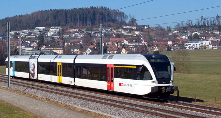 Ein Zug der Schweizer Bahn fährt vorbei.