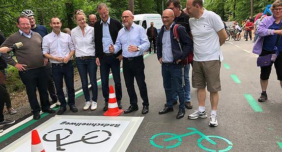 Minister Hermann bei der Eröffnung des Radschnellweges