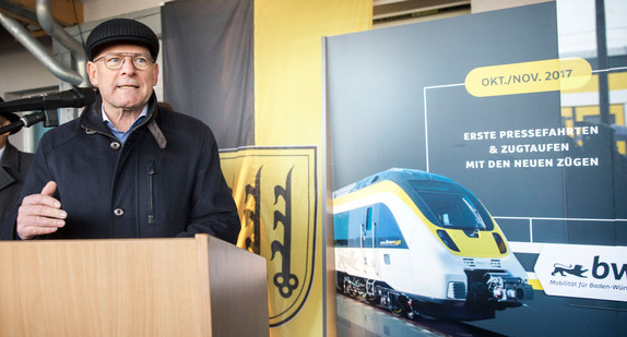 Verkehrsminister Winfried Hermann bei der Zugtaufe im Netz 3b in Crailsheim (Foto: © Ministerium für Verkehr / Dominik Obertreis)