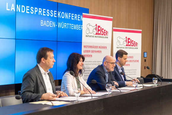 Sprecher der Initative bei der Pressekonferenz