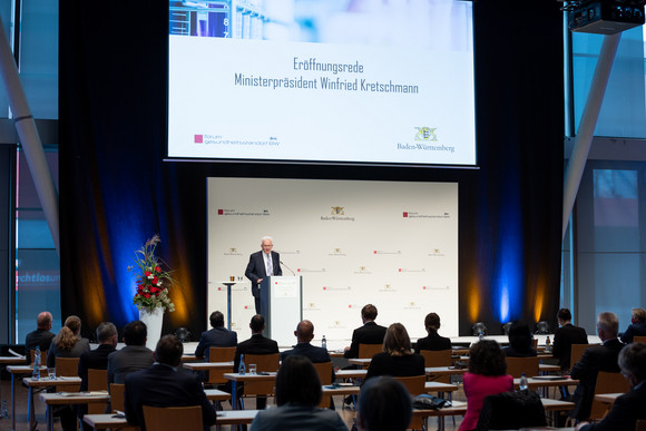 Gesundheit Dritte Jahresveranstaltung des Forums Gesundheitsstandort Ministerpräsident Winfried Kretschmann hält eine Rede auf der dritten Jahresveranstaltung des Forums Gesundheitsstandort Baden-Württemberg.