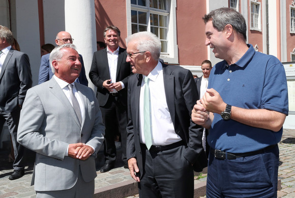 Regierung Gemeinsame Kabinettssitzung der Regierungen von Baden-Württemberg und Bayern Innenminister Thomas Strobl (l.), Ministerpräsident Winfried Kretschmann (M.) und Ministerpräsident Dr. Markus Söder (r.) (Bild: Staatsministerium Baden-Württemberg)