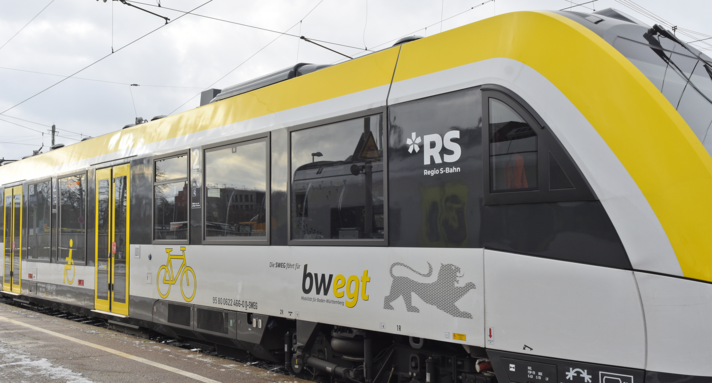Netz 16a Aulendorfer Kreuz Regio S-Bahn der Baureihe 425 auf Gleis in Bahnhof.