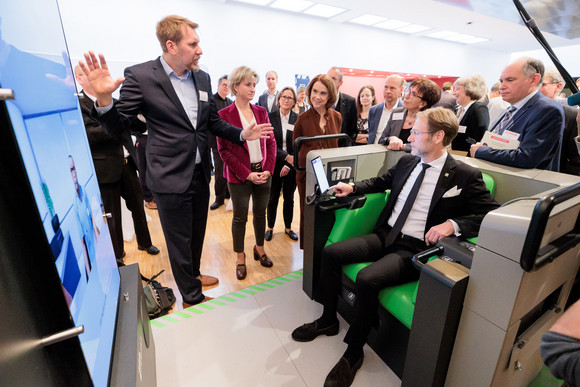 Gesundheit Vierte Jahresveranstaltung des Forums Gesundheitsstandort Rundgang durch die Ausstellung