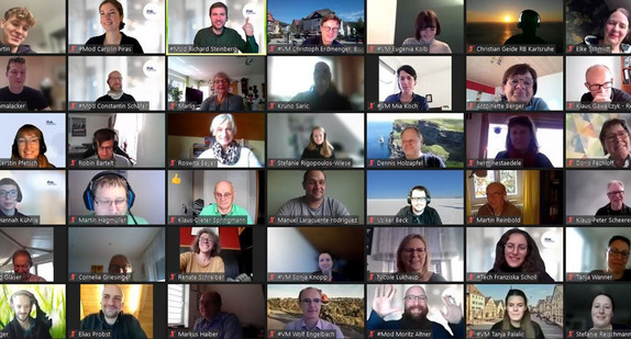 Videokonferenz mit verschiedenen Personen die ihre Kamera anhaben.