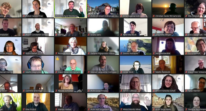 Videokonferenz mit verschiedenen Personen die ihre Kamera anhaben.
