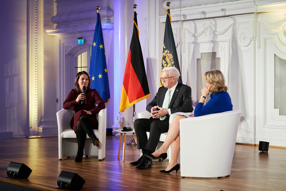 Europa Baerbock hält „Stuttgarter Rede zu Europa“ Podiumsdiskussion mit Bundesaußenministerin Annalena Baerbock (links), Ministerpräsident Winfried Kretschmann (Mitte) und Moderatorin Ute Brucker (rechts)