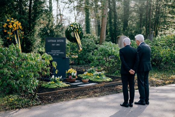 Ministerpräsident Winfried Kretschmann und Innenminister Thomas Strobl am Grab des früheren Ministerpräsidenten Lothar Späth auf dem Waldfriedhof in Stuttgart-Degerloch