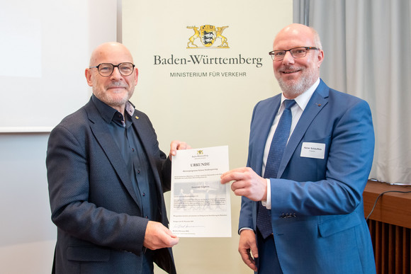 Fussverkehr 1.000 Zebrastreifen für Baden-Württemberg Winfried Hermann überreicht die Urkunde Bürgermeister Rainer Schäuffele der Gemeinde Erligheim.