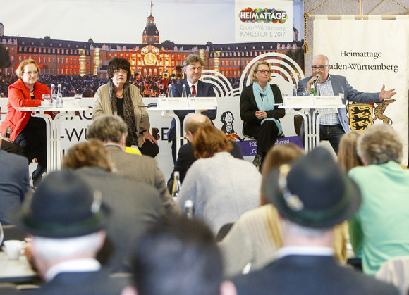 HEIMATTAGE Programmvorstellung für die Heimattage 2017 in Karlsruhe v.l.n.r.: Nicolette Kressl, Staatsrätin Gisela Erler, Oberbürgermeister Frank Mentrup, Susanne Asche, Martin Wacker (Foto: KEG/Jürgen Rösner)