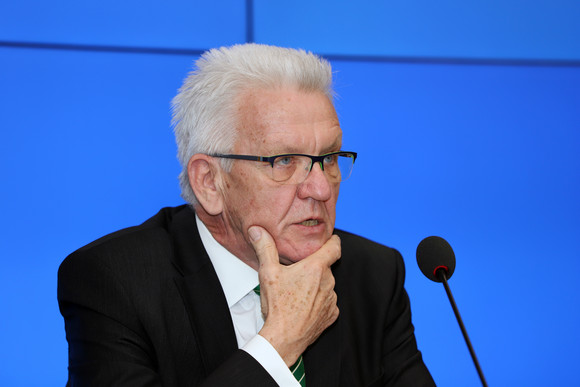 Pressekonferenz Regierungspressekonferenz Ministerpräsident Winfried Kretschmann bei der Regierungspressekonferenz (Bild: Staatsministerium Baden-Württemberg)