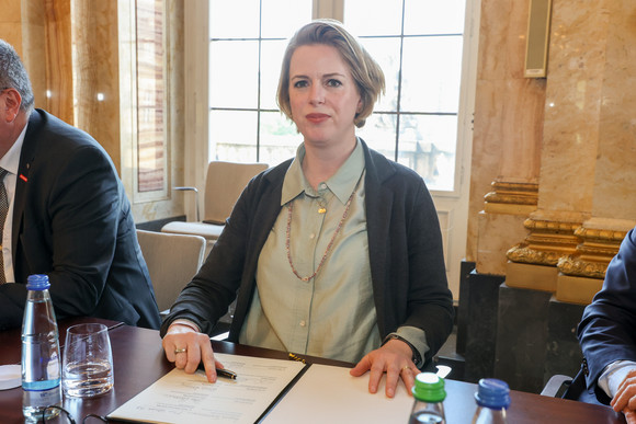 Ausbildung Neues Ausbildungsbündnis 2023-2027 unterzeichnet Maren Diebel-Ebers, stellvertretende Vorsitzende des Deutschen Gewerkschaftsbundes Baden-Württemberg, bei der Unterzeichnung des Bündnisses