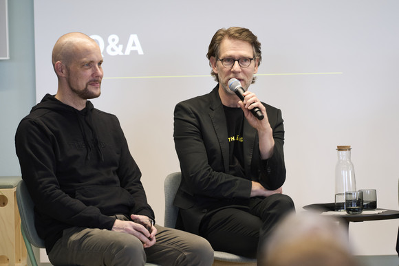 Künstliche Intelligenz Mit dem neuen F13 in die Verwaltung der Zukunft Dr. Florian Stegmann (rechts), Staatsminister und Chef der Staatskanzlei Baden-Württemberg, und Jonas Andrulis (links), Gründer und Geschäftsführer von Aleph Alpha.
