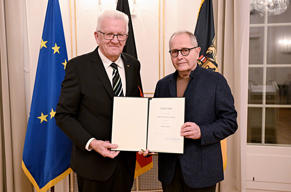 Auszeichnungen Kretschmann zeichnet zwei Journalisten aus Ministerpräsident Winfried Kretschmann (links) und Thomas Schmid (rechts)