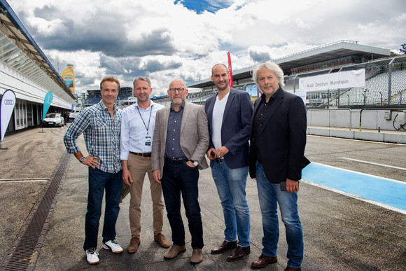 Elektromobilität e4 TESTIVAL auf dem Hockenheimring Hannes Jaenicke / Dokumentarfilmer, Umweltaktivist, Schauspieler; Alexander Nieland / e4 Qualification; Verkehrsminister Winfried Hermann MdL; Dr. Danyal Bayaz MdB; Thomas Reister / emodrom auf dem e4 TESTIVAL 2019 (Bilderquelle: Kira Chaparro_© emodrom)