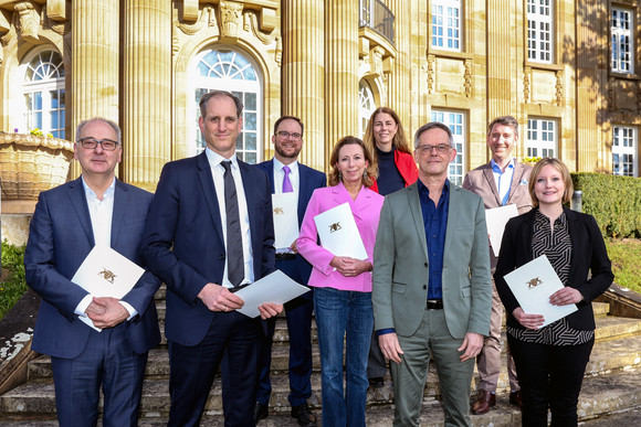 Medien Vorstand der Landesanstalt für Kommunikation ernannt v.l.n.r.: Prof. Dr. Hans-Peter Welte, LFK-Präsident Dr. Wolfgang Kreißig, Prof. Christof Seeger, Stefanie Knecht, Arnhilt Kuder, Staatssekretär Rudi Hoogvliet, Prof. Dr. Boris Alexander Kühnle und Sabrina Hartmann