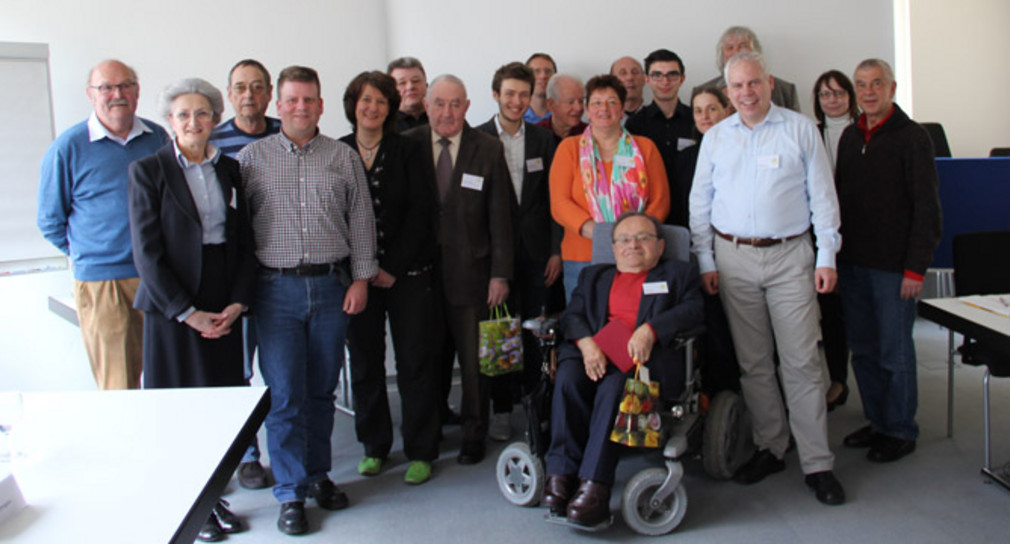 Staatssekretärin Gisela Splett mit den scheidenden und neuen Mitgliedern des Fahrgastbeirats.