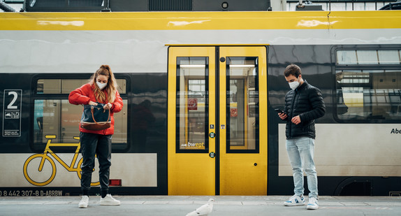 Eine Frau trägt eine sogenannte Alltagsmaske auf einem Bahnsteig (Bild: bwegt)