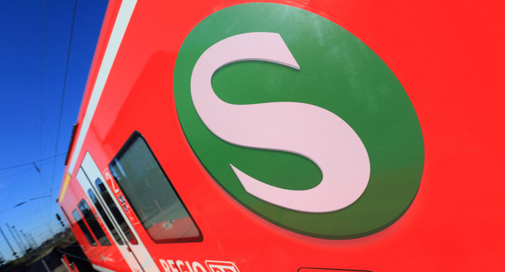Netz 6a S-Bahn Rhein-Neckar Los 1 S-Bahn Logo auf der Seite eines Zuges.