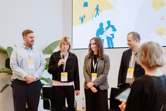 Vertreterinnen und Vertreter der am Startklar-Programm für Klimamobilitätspläne teilnehmenden Kommunen sprechen über ihre Motivation und Ziele. Am Mikrofon ist Andrea Wexel aus dem Enzkreis. Neben ihr zu sehen sind (von links) Max Götze aus Heilbronn, Tanja Brehme aus dem Landkreis Konstanz und Tobias Probst aus dem Landkreis Böblingen.