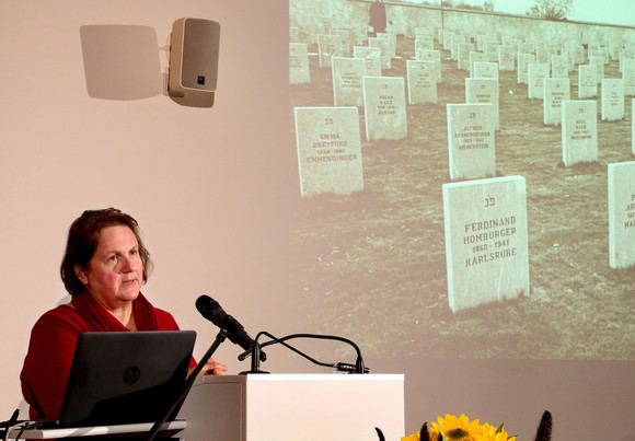 Gedenkveranstaltung 80. Jahrestag der Deportationen nach Gurs Staatsministerin Theresa Schopper bei ihrer Ansprache