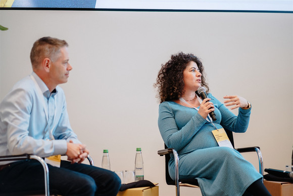 Im moderierten Gespräch mit Kommunen aus der Pilotphase der Klimamobilitätspläne berichtet Catherine Schupp, Leiterin der Verkehrsplanung der Stadt Ravensburg, aus der Praxis der Planerstellung im Gemeindeverband Mittleres Schussental.